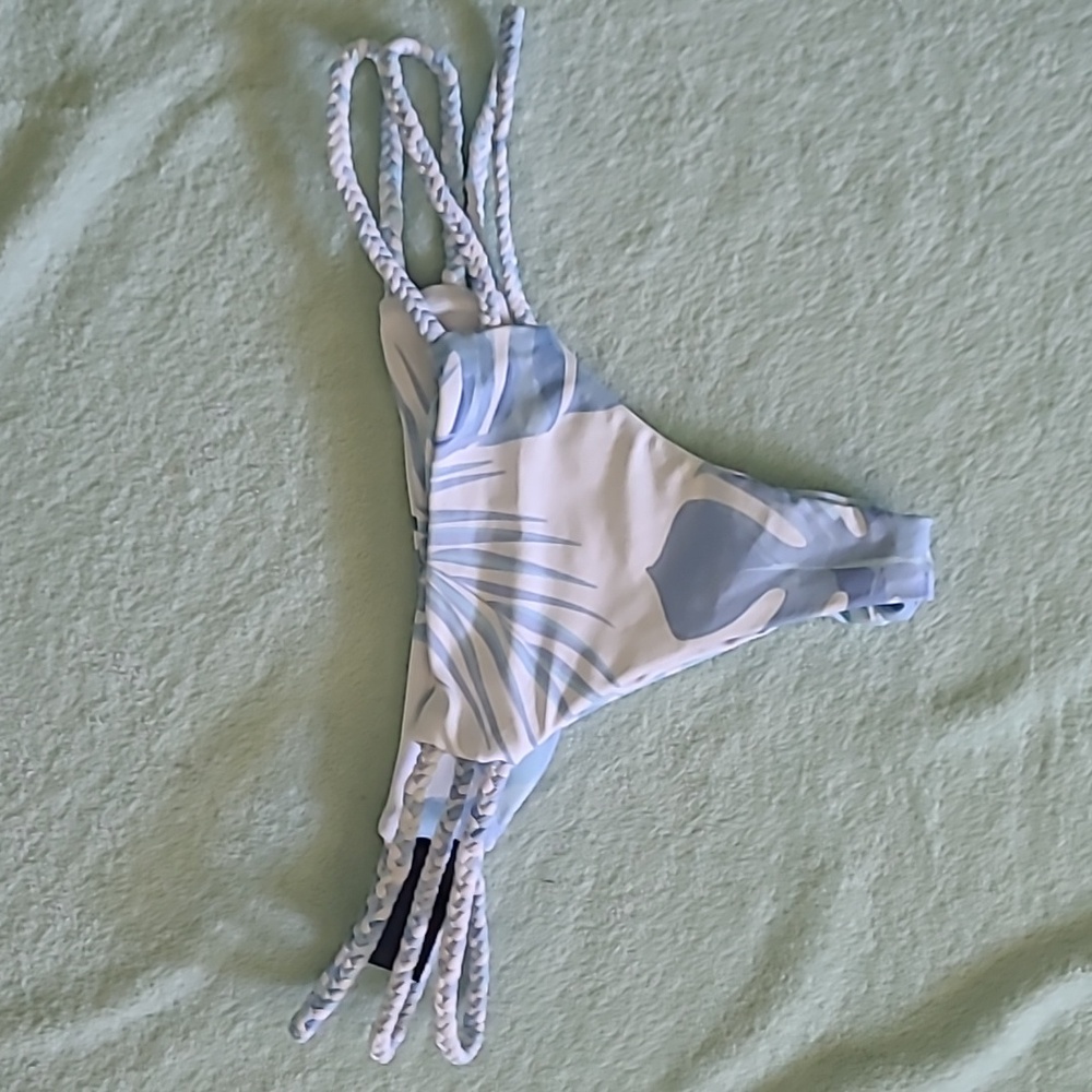 Kalia bikini bottom/ size S / colors white and blue 💙
